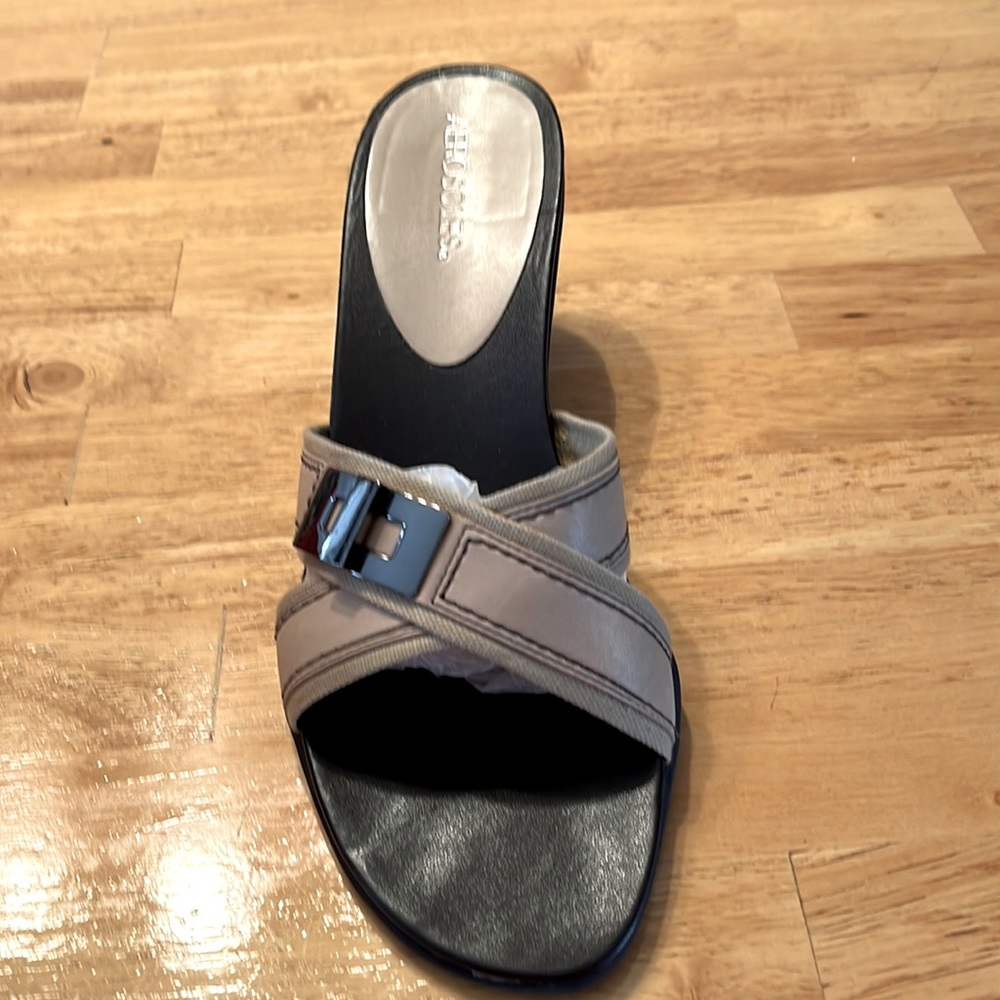 Aerosoles  heels beige cross cross front with silver buckle size 9 1/2B
